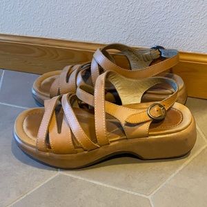 Dansko Stevie tan sandals size 39 or 8.5